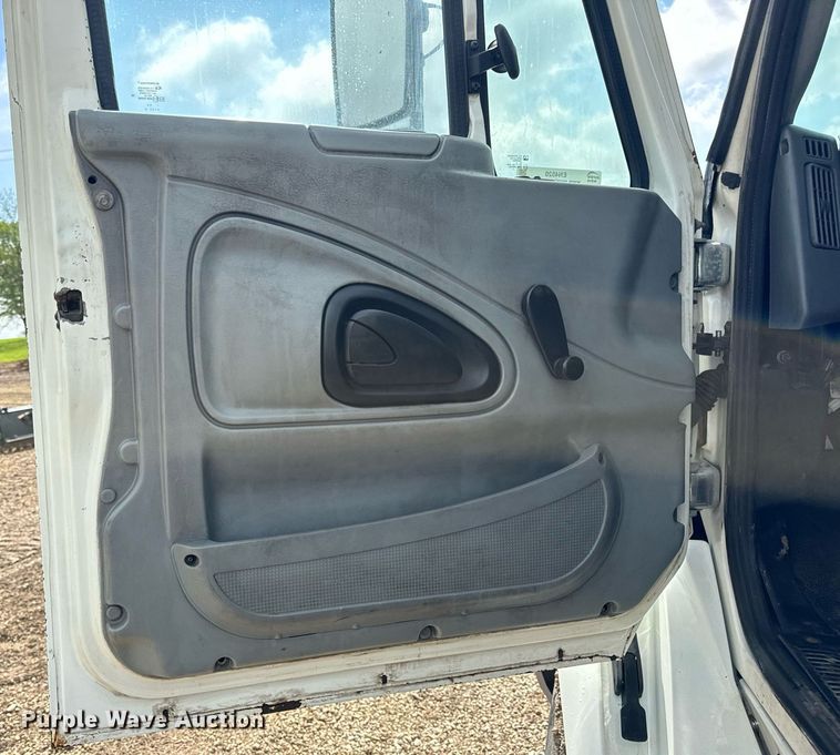 image for item EN4520 2007 International 8600 semi truck