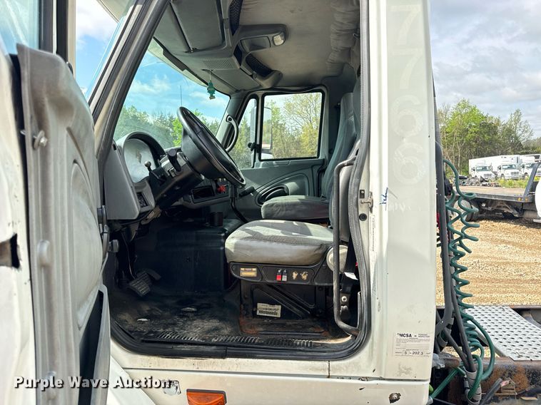 image for item EN4520 2007 International 8600 semi truck