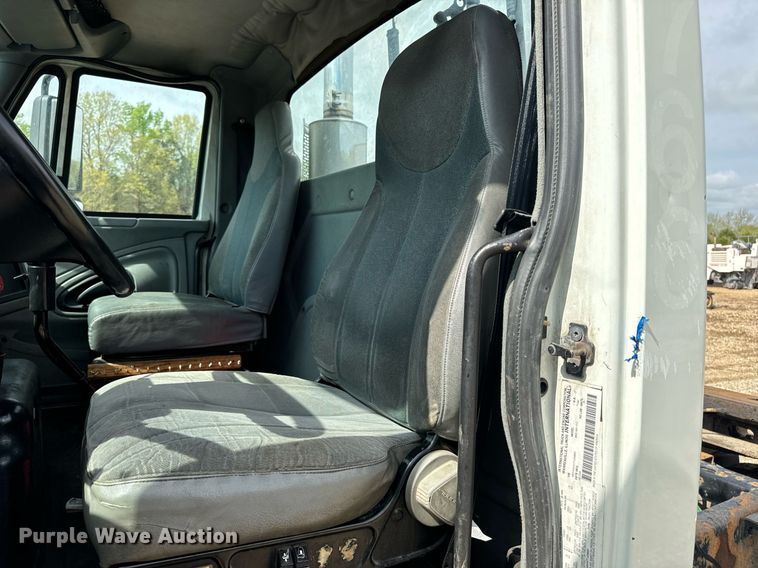 image for item EN4520 2007 International 8600 semi truck