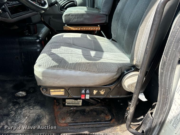 image for item EN4520 2007 International 8600 semi truck