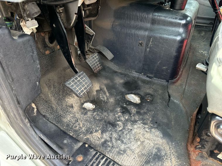 image for item EN4520 2007 International 8600 semi truck