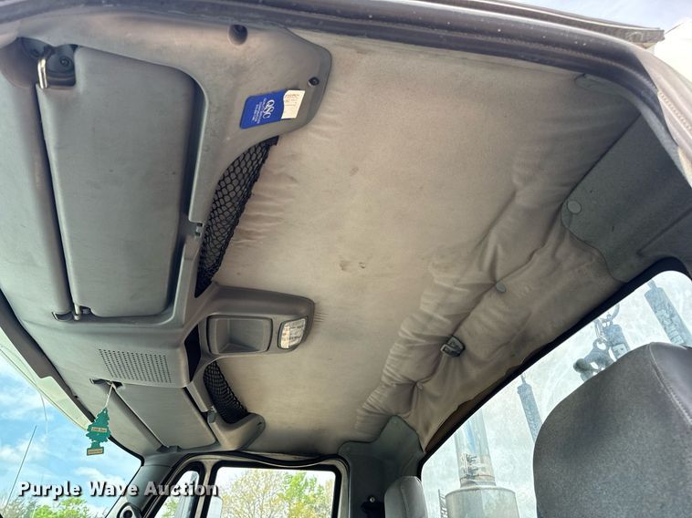 image for item EN4520 2007 International 8600 semi truck