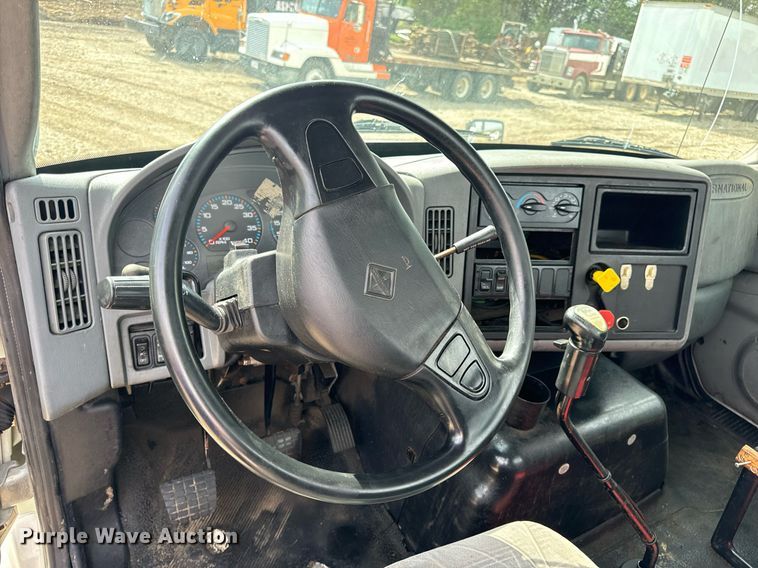 image for item EN4520 2007 International 8600 semi truck