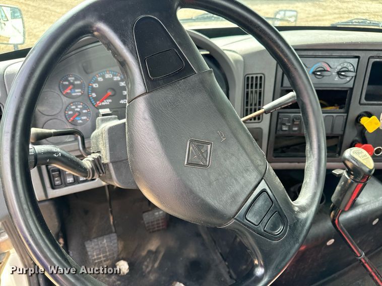 image for item EN4520 2007 International 8600 semi truck