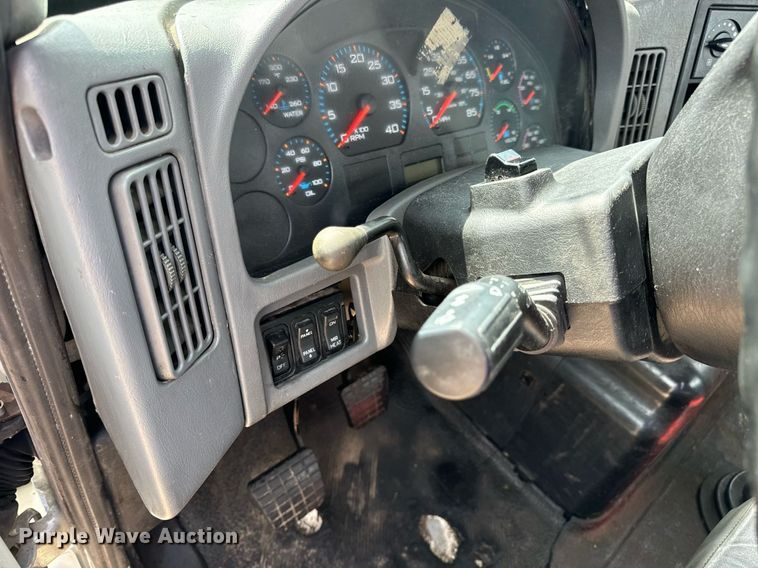 image for item EN4520 2007 International 8600 semi truck