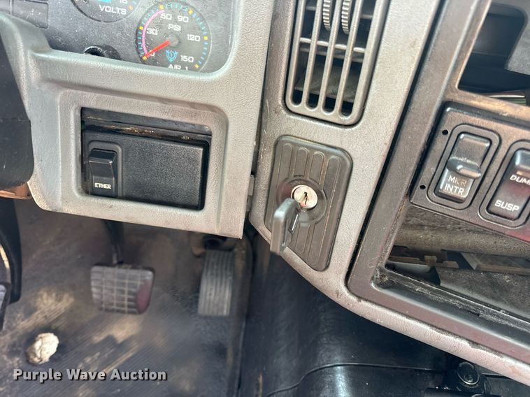 image for item EN4520 2007 International 8600 semi truck