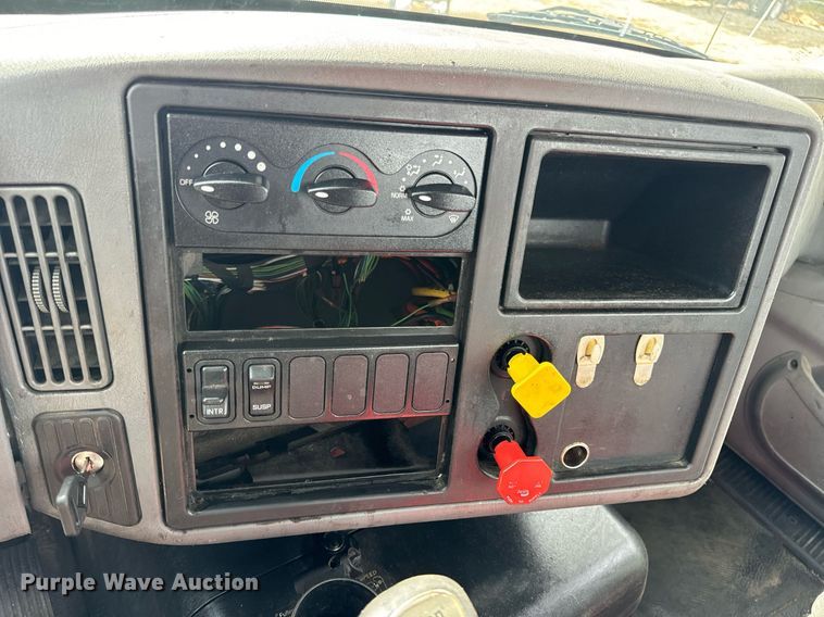 image for item EN4520 2007 International 8600 semi truck