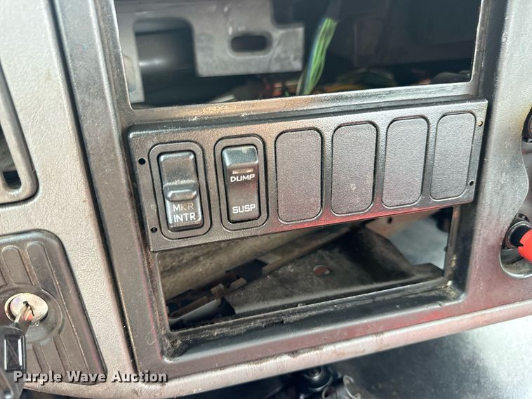 image for item EN4520 2007 International 8600 semi truck