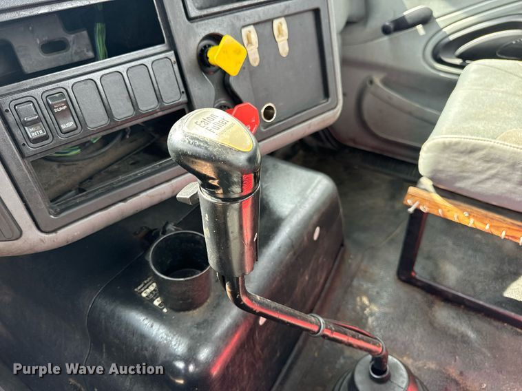 image for item EN4520 2007 International 8600 semi truck