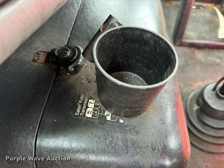 image for item EN4520 2007 International 8600 semi truck