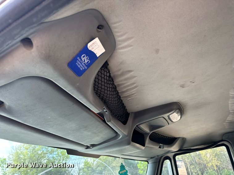 image for item EN4520 2007 International 8600 semi truck