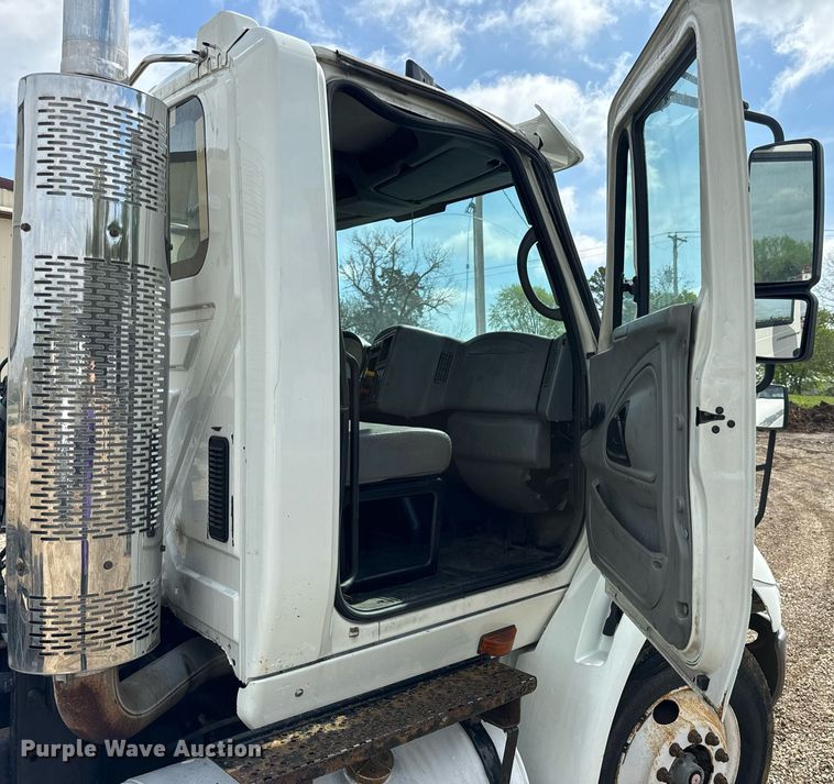 image for item EN4520 2007 International 8600 semi truck