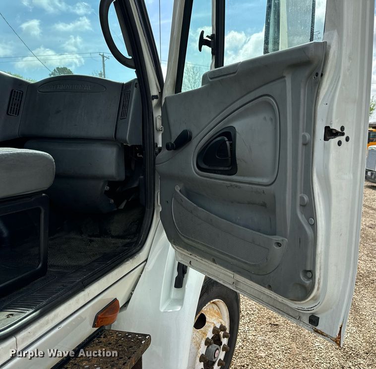 image for item EN4520 2007 International 8600 semi truck