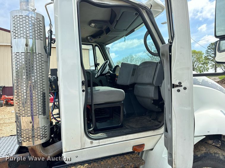 image for item EN4520 2007 International 8600 semi truck