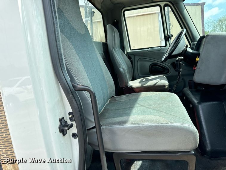 image for item EN4520 2007 International 8600 semi truck