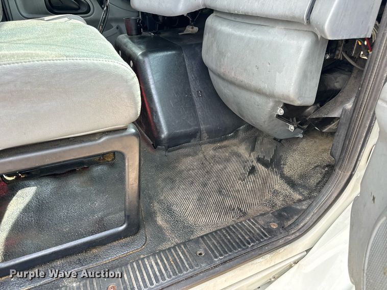 image for item EN4520 2007 International 8600 semi truck