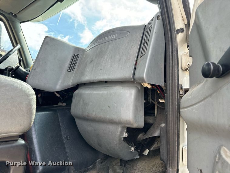 image for item EN4520 2007 International 8600 semi truck