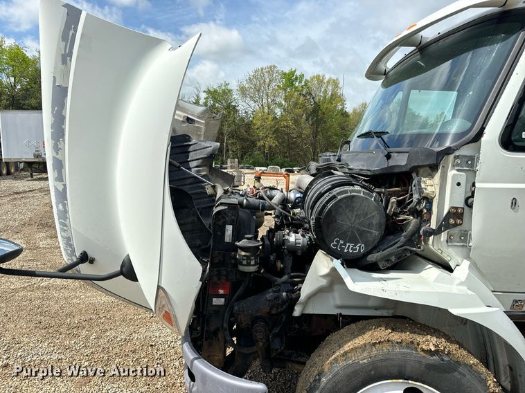 image for item EN4520 2007 International 8600 semi truck