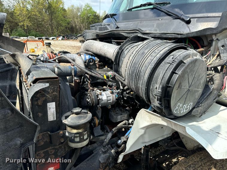 image for item EN4520 2007 International 8600 semi truck