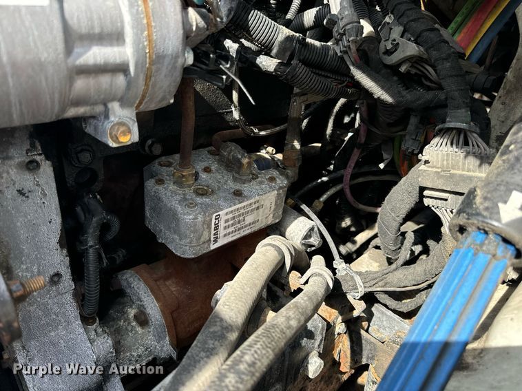 image for item EN4520 2007 International 8600 semi truck