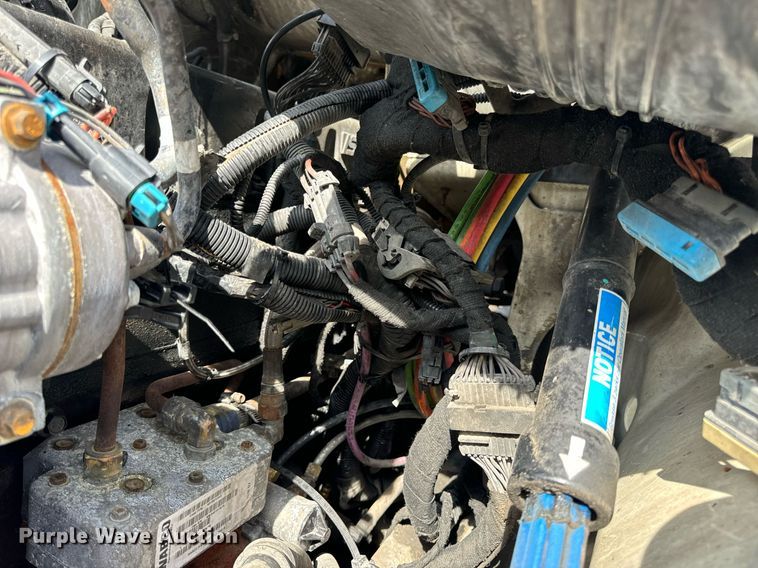 image for item EN4520 2007 International 8600 semi truck