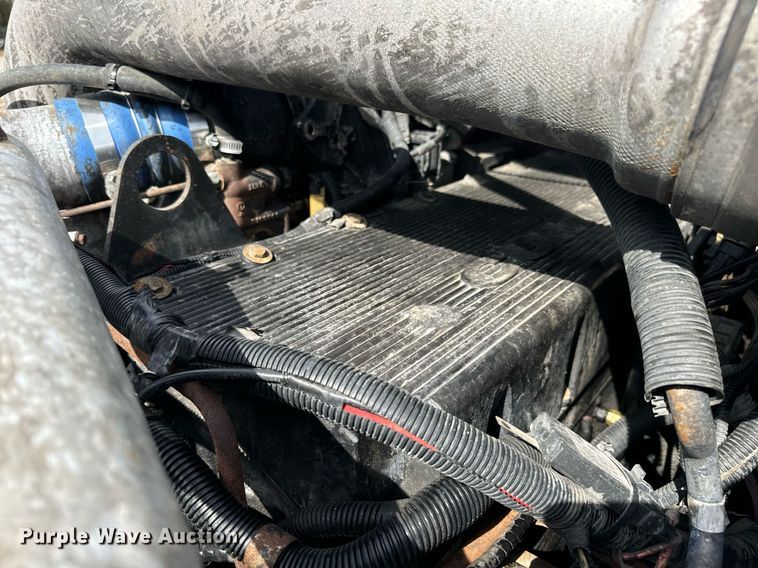 image for item EN4520 2007 International 8600 semi truck