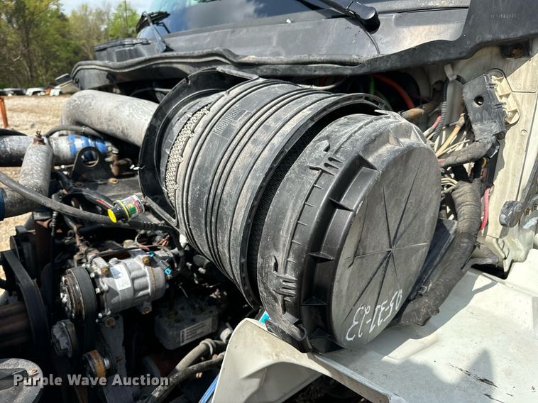 image for item EN4520 2007 International 8600 semi truck