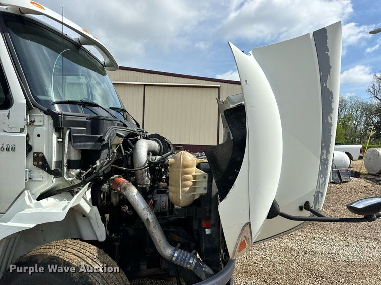 image for item EN4520 2007 International 8600 semi truck