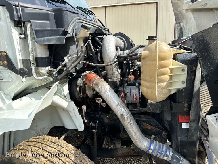 image for item EN4520 2007 International 8600 semi truck