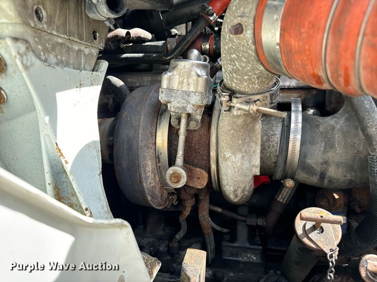 image for item EN4520 2007 International 8600 semi truck