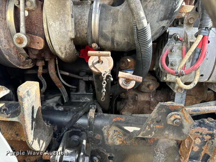 image for item EN4520 2007 International 8600 semi truck