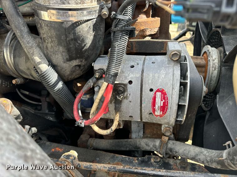 image for item EN4520 2007 International 8600 semi truck