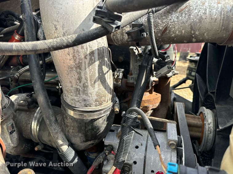 image for item EN4520 2007 International 8600 semi truck