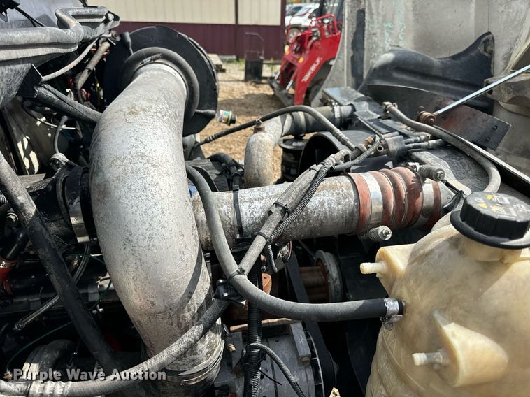 image for item EN4520 2007 International 8600 semi truck