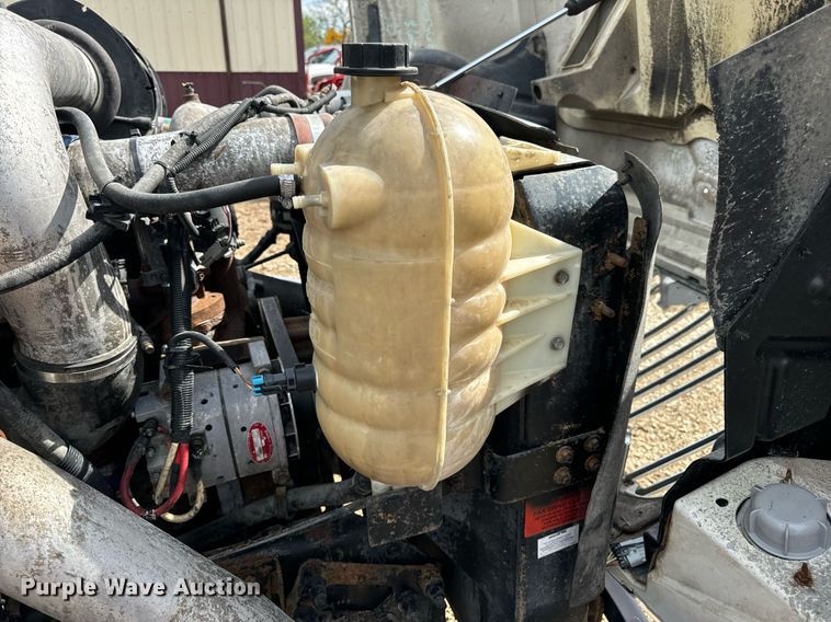 image for item EN4520 2007 International 8600 semi truck