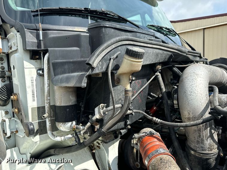 image for item EN4520 2007 International 8600 semi truck