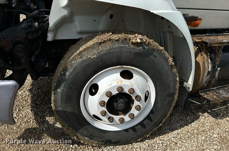 image for item EN4520 2007 International 8600 semi truck