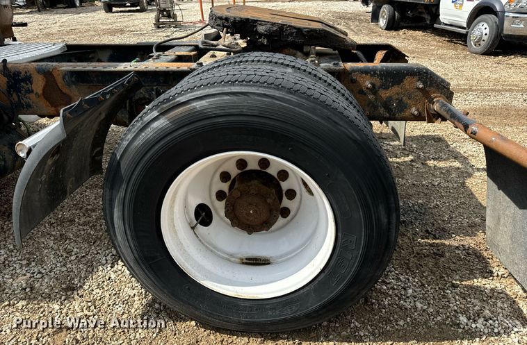 image for item EN4520 2007 International 8600 semi truck