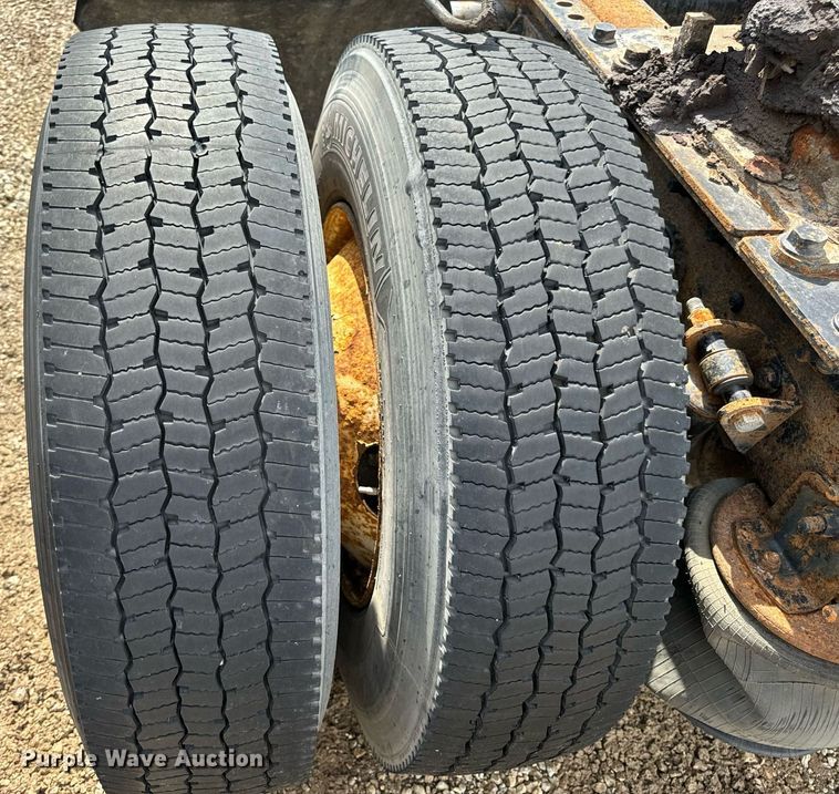 image for item EN4520 2007 International 8600 semi truck