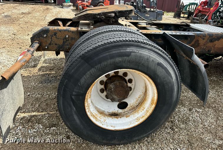 image for item EN4520 2007 International 8600 semi truck