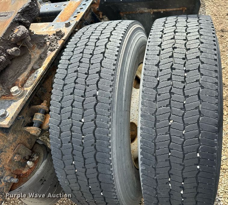 image for item EN4520 2007 International 8600 semi truck