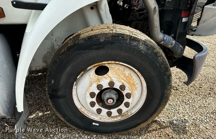 image for item EN4520 2007 International 8600 semi truck