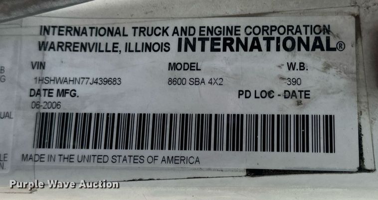 image for item EN4520 2007 International 8600 semi truck