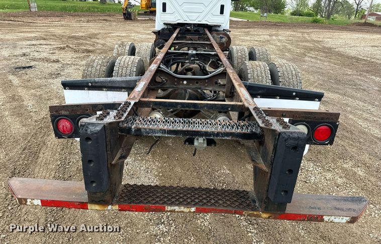 image for item EN4521 2007 International 4400 truck cab and chassis