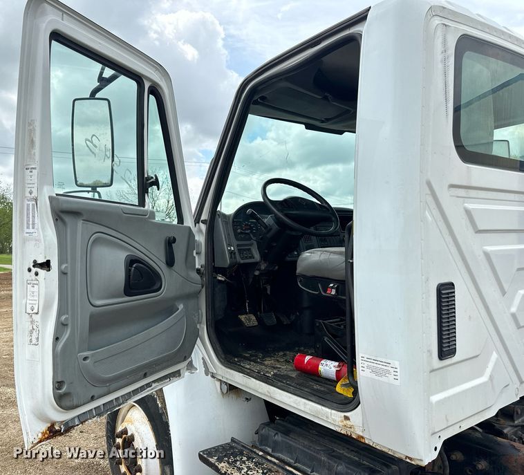image for item EN4521 2007 International 4400 truck cab and chassis