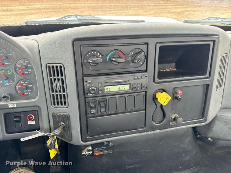 image for item EN4521 2007 International 4400 truck cab and chassis