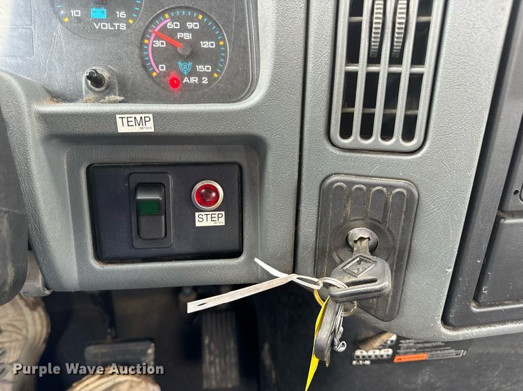 image for item EN4521 2007 International 4400 truck cab and chassis