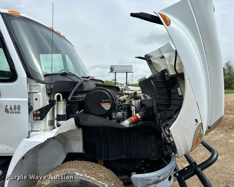 image for item EN4521 2007 International 4400 truck cab and chassis