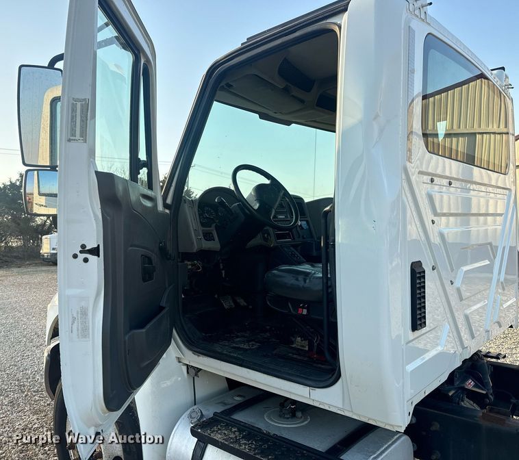 image for item EN5201 2010 International DuraStar 4300 truck cab and chassis
