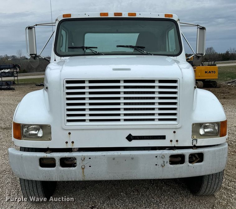 image for item EN5216 2001 International 4700 truck cab and chassis